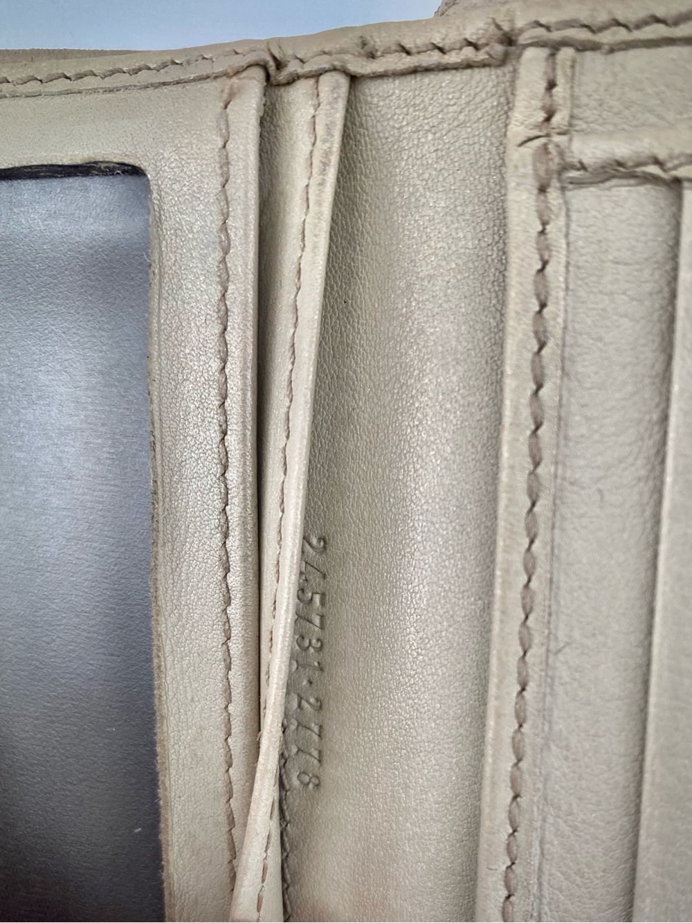 Gucci Cream Embossed GG Heart Logo Compact Wallet - Picture 7 of 11